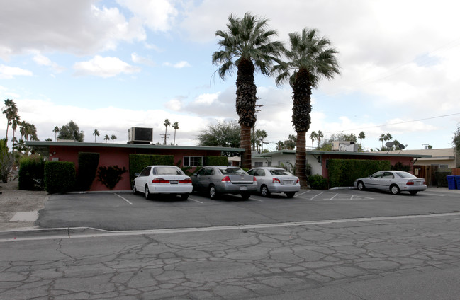 1905 E Tahquitz Canyon Way in Palm Springs, CA - Building Photo - Building Photo