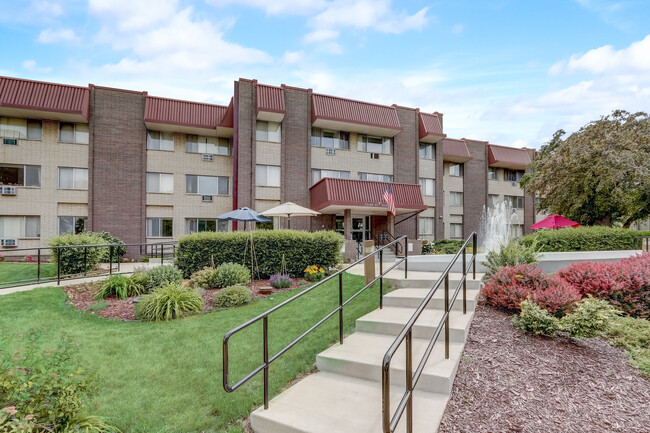 Parkside Senior Apartments in Milwaukee, WI - Foto de edificio - Building Photo