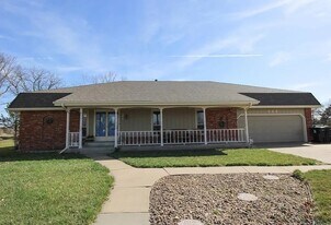 206 E Wayne Ave in Salina, KS - Building Photo