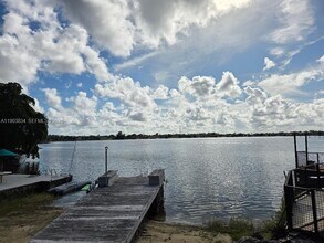 8220 SW 48th St in Miami, FL - Building Photo - Building Photo