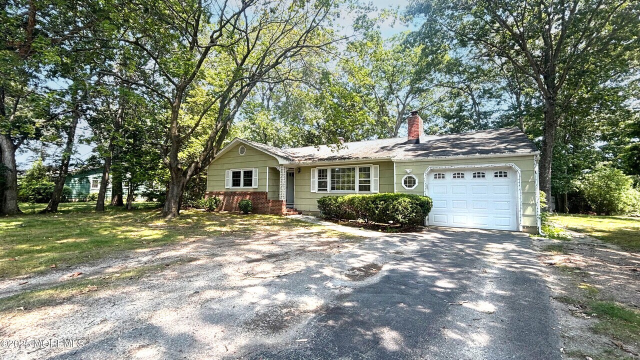 1409 Wallach Dr in Toms River, NJ - Foto de edificio