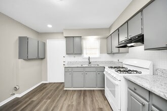 1736 Crestdale Dr in Houston, TX - Building Photo - Building Photo