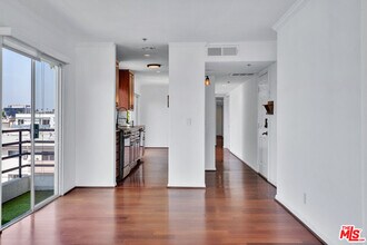 116 S Croft Ave in Los Angeles, CA - Building Photo - Building Photo