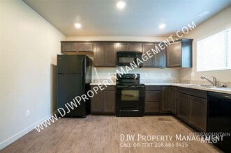 3715 N Centrepoint Way in Meridian, ID - Building Photo - Building Photo