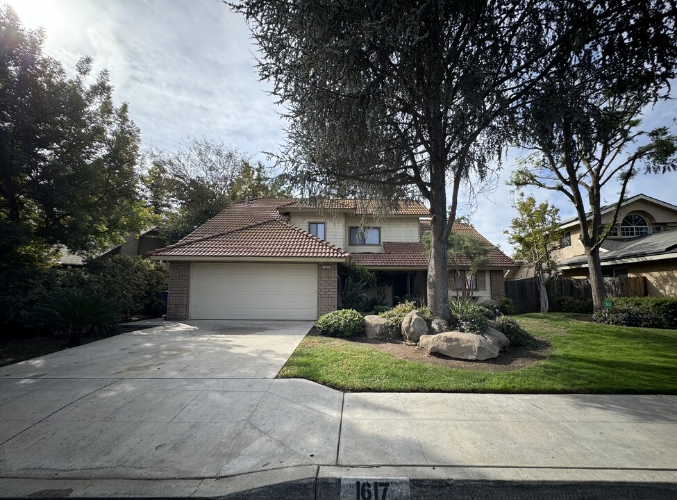 1617 E Shea Dr in Fresno, CA - Foto de edificio