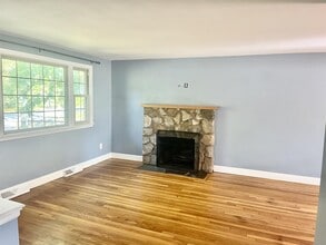 385 Hartford Ave in Bellingham, MA - Building Photo - Building Photo