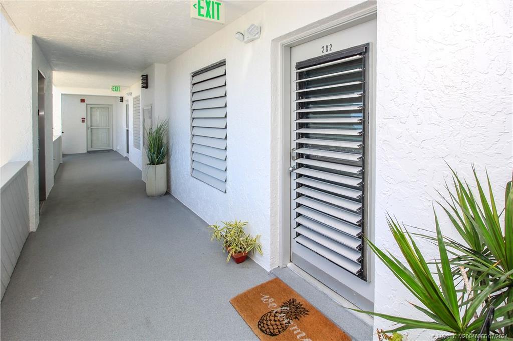 350 NE Edgewater Dr in Stuart, FL - Building Photo