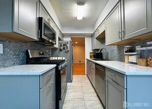 39 Anderson Ct in East Brunswick, NJ - Building Photo - Building Photo