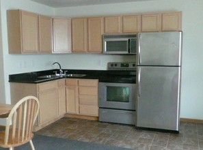 Lynn-Ro Apartments/TriCounty Manangement Grou in Charleston, IL - Building Photo - Interior Photo