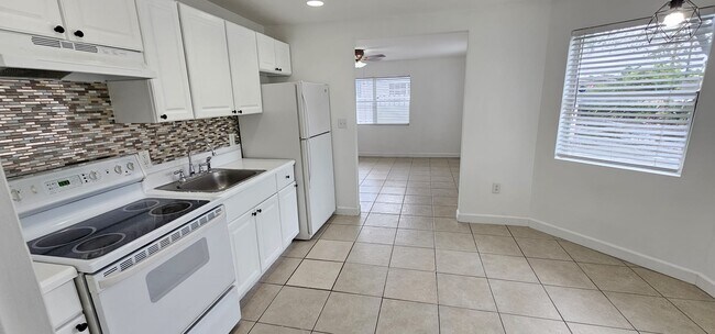 125 NW 4th Ave in Hallandale Beach, FL - Foto de edificio - Building Photo