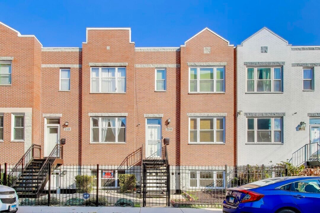 2318 W Flournoy St in Chicago, IL - Building Photo