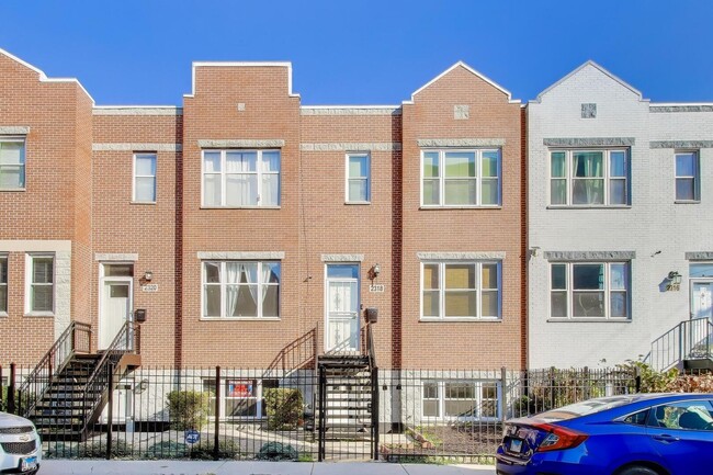 property at 2318 W Flournoy St