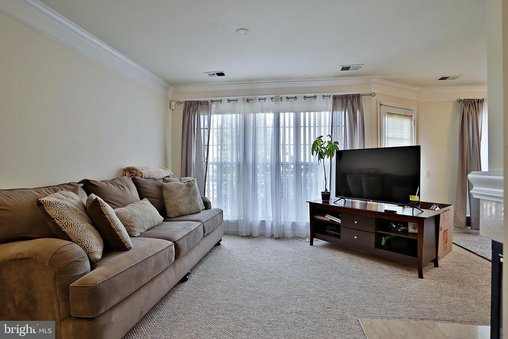 9246 Cardinal Forest Ln in Lorton, VA - Building Photo