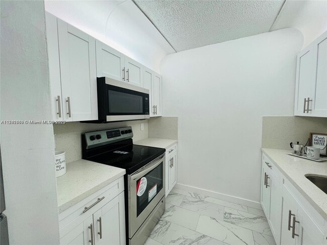 8260 SW 210th St in Cutler Bay, FL - Building Photo - Building Photo