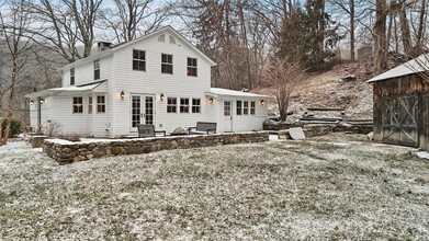 160 E Middle Patent Rd in Bedford, NY - Building Photo - Building Photo