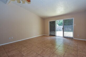 8515 Riverside Walk Ln in Houston, TX - Foto de edificio - Building Photo
