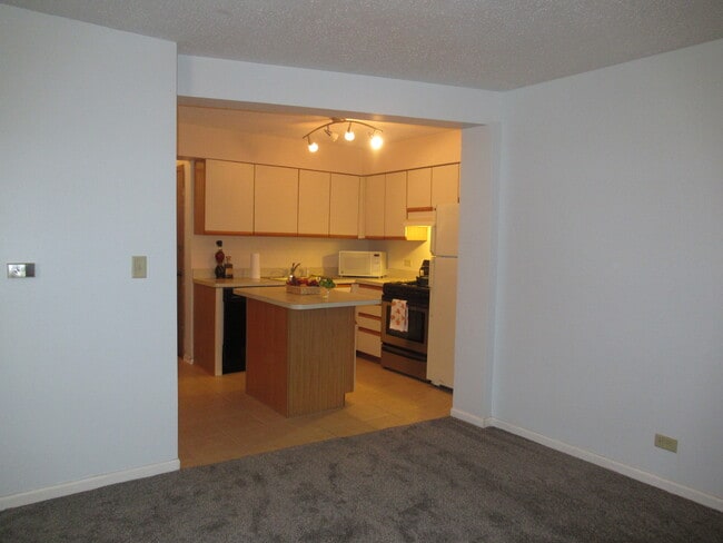 9 Cedar Ct, Unit 1D in Vernon Hills, IL - Foto de edificio - Building Photo