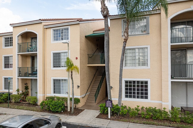 Milano in West Palm Beach, FL - Building Photo - Building Photo