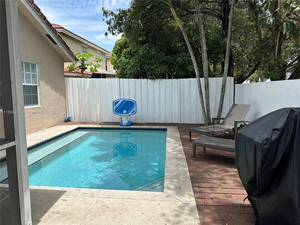 112 Gables Blvd in Weston, FL - Building Photo