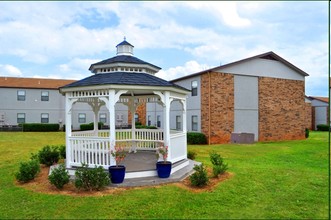 Meadow Ridge Apartments in Midwest City, OK - Building Photo - Building Photo