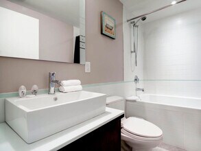 345 Rue De la Gauchetière O in Montréal, QC - Building Photo - Building Photo