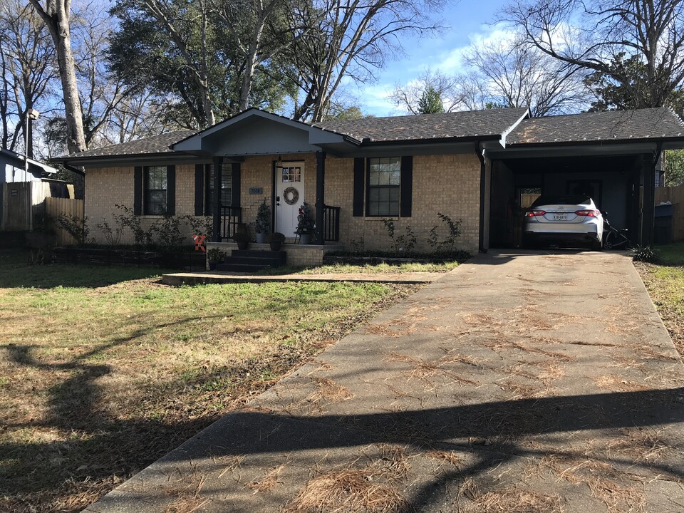 700B E Lake Dr in Gladewater, TX - Building Photo