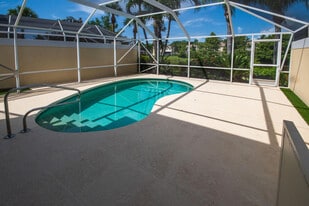 327 Salinas Dr in West Palm Beach, FL - Building Photo