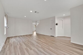5827 Waterford Oaks in San Antonio, TX - Building Photo - Building Photo