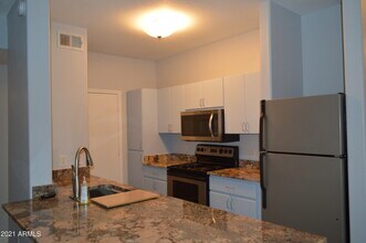 5302 E Van Buren St, Unit 1043 in Phoenix, AZ - Building Photo - Building Photo