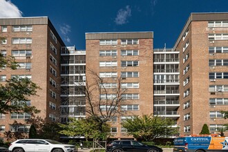 Justice Court in Elmhurst, NY - Foto de edificio - Building Photo