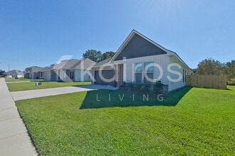 100 Hendrix Rd in Carencro, LA - Building Photo - Building Photo