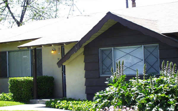 Monterey Pine in Yucaipa, CA - Foto de edificio