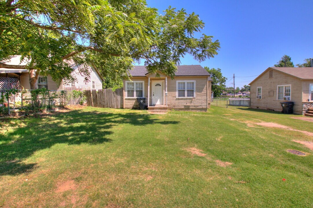 7107 NW 39th St in Bethany, OK - Building Photo