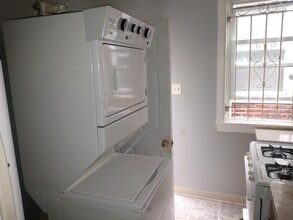 4820 Sansom St, Unit 2 in Philadelphia, PA - Foto de edificio - Building Photo