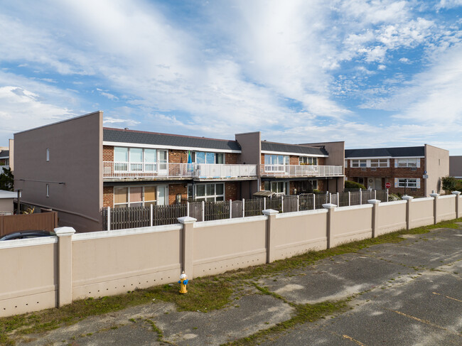 Towne House at Lido Beach in Lido Beach, NY - Foto de edificio - Building Photo