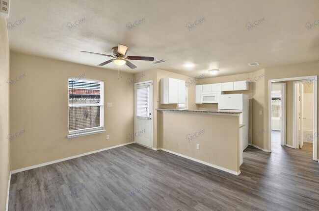 1317 Village Garden Dr in Azle, TX - Foto de edificio - Building Photo