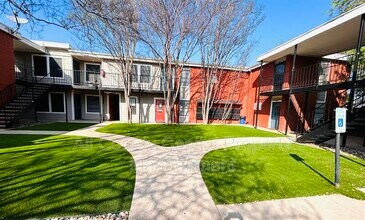 5426 Menchaca Rd in Austin, TX - Building Photo - Building Photo