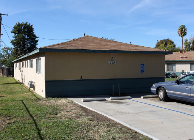 205 Hickory St in Roseville, CA - Foto de edificio - Building Photo