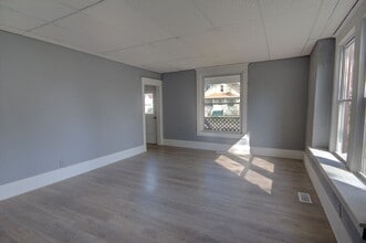 2131 Dixwell St in Davenport, IA - Building Photo - Building Photo
