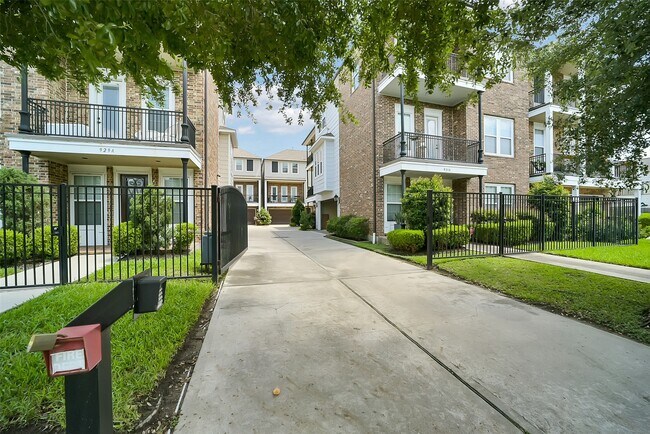 property at 925 W 19th St