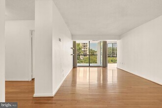 4500 S Four Mile Run Dr, Unit 304 in Arlington, VA - Foto de edificio - Building Photo