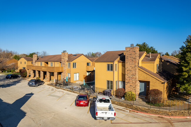 Peach Tree Village in Springfield, MO - Foto de edificio - Building Photo