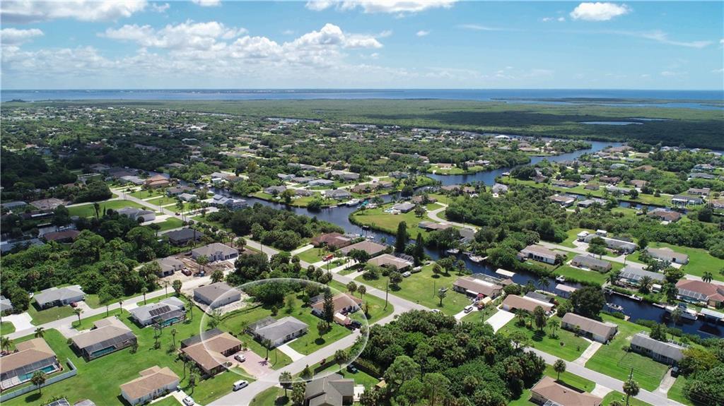 18091 Bracken Cir in Port Charlotte, FL - Foto de edificio