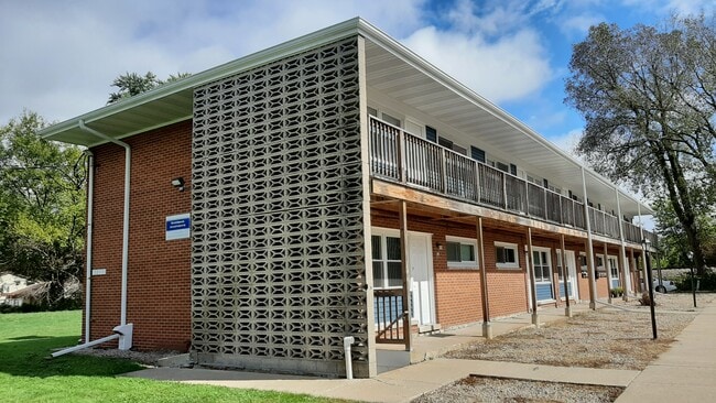 1213 N Indiana St, Unit 2 in Griffith, IN - Foto de edificio - Building Photo