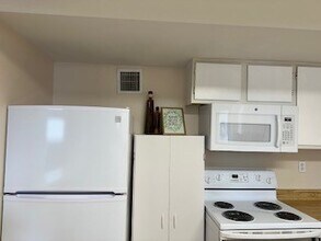 913 Atchison St in Sealy, TX - Building Photo - Building Photo