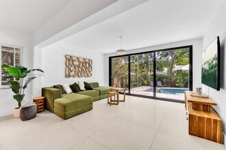 141 SW 23rd Rd in Miami, FL - Foto de edificio - Building Photo