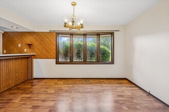 366 Manning Dr in Wood Dale, IL - Foto de edificio - Building Photo