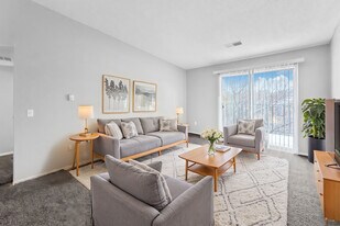 Cambridge Court Apartments in West Des Moines, IA - Building Photo