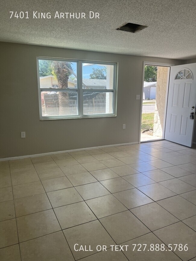 7401 King Arthur Dr in Port Richey, FL - Building Photo - Building Photo
