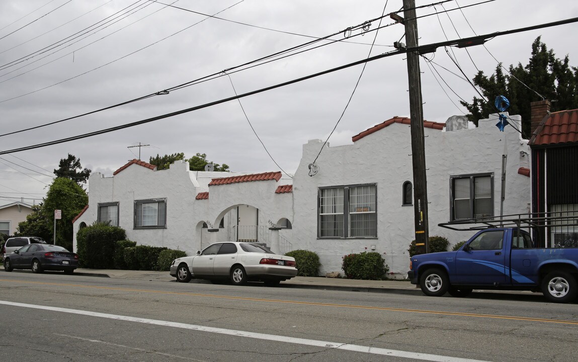 6114-6120 Foothill Blvd in Oakland, CA - Building Photo